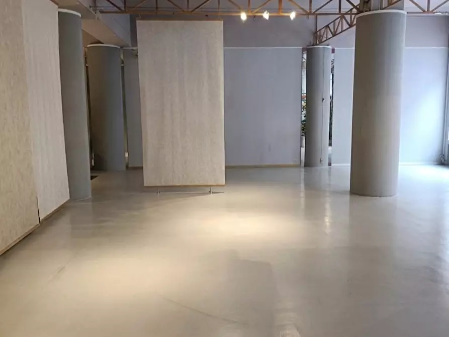 Immagine 11 di Locale commerciale in vendita  a Livorno