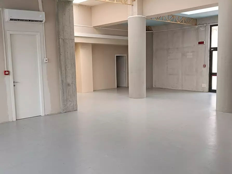 Immagine 16 di Locale commerciale in vendita  a Livorno