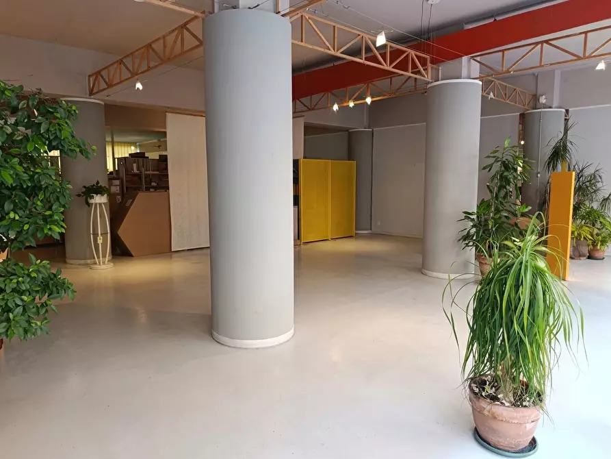 Immagine 7 di Locale commerciale in vendita  a Livorno