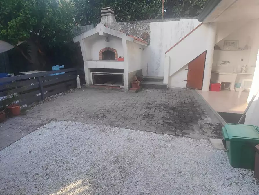 Immagine 1 di Casa trifamiliare in vendita  a Massa