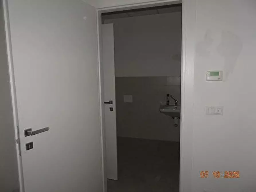 Immagine 2 di Negozio in vendita  a Rivoli
