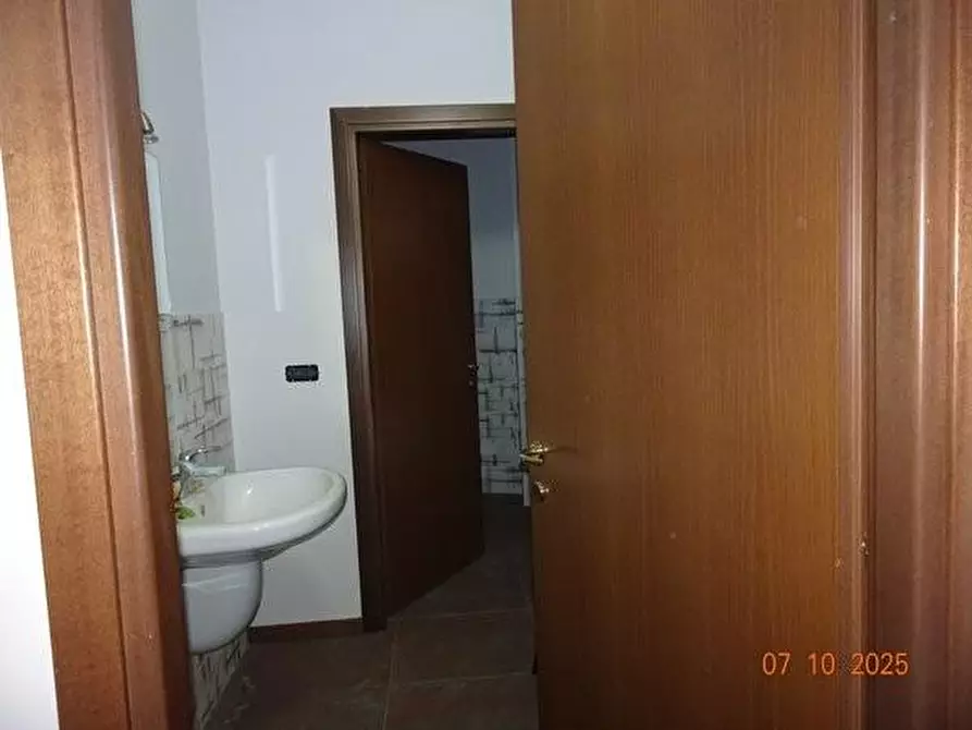 Immagine 2 di Negozio in vendita  a Rivoli