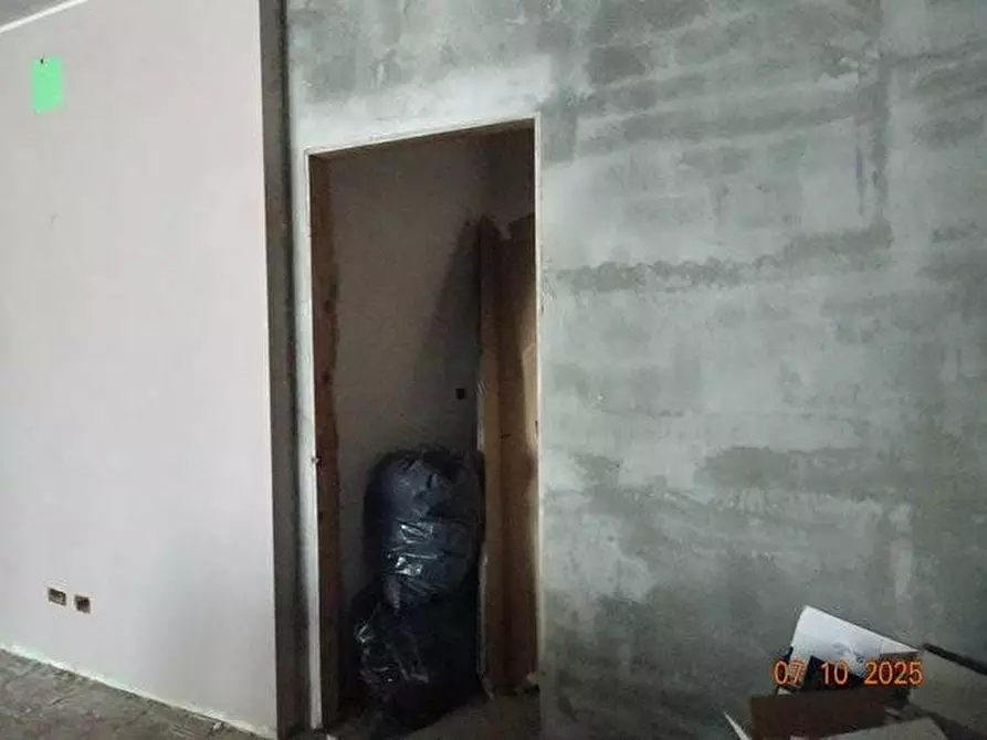 Immagine 4 di Negozio in vendita  a Rivoli