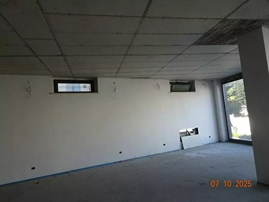 Immagine 2 di Negozio in vendita  a Rivoli