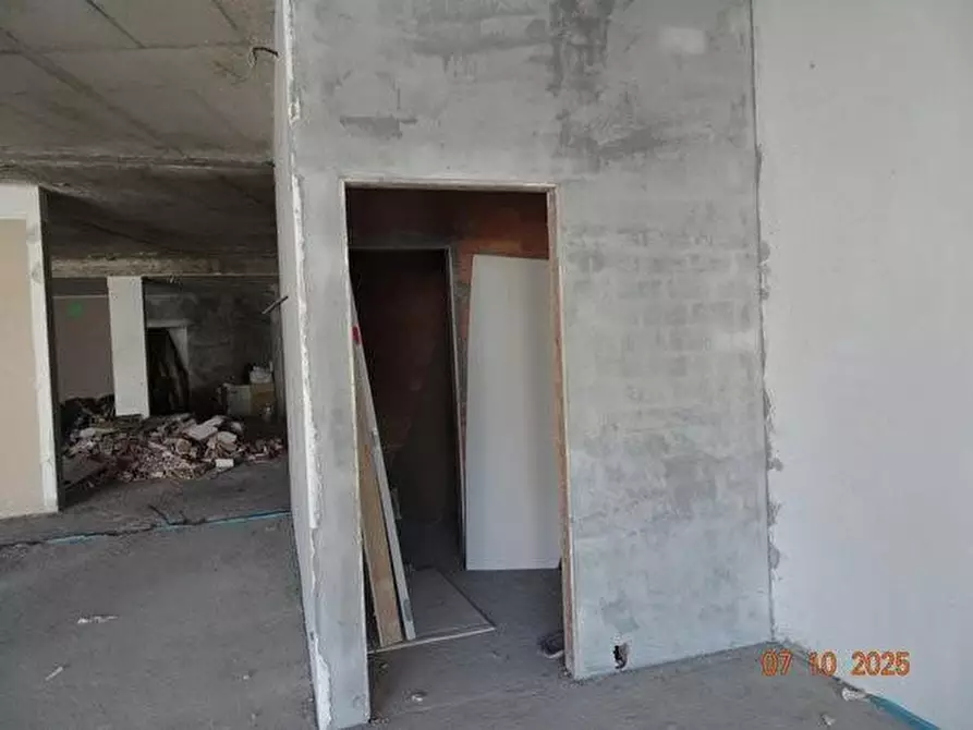Immagine 3 di Negozio in vendita  a Rivoli