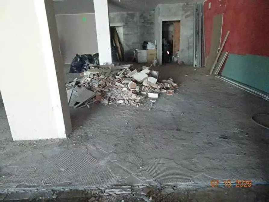 Immagine 4 di Negozio in vendita  a Rivoli