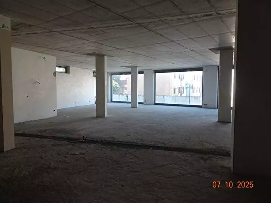 Immagine 1 di Negozio in vendita  a Rivoli
