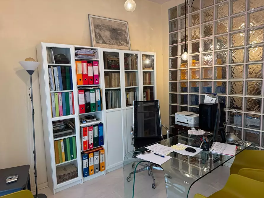 Immagine 5 di Garage in vendita  a Lucca