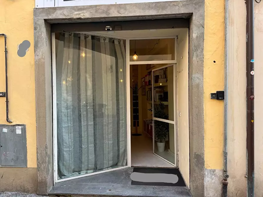 Immagine 2 di Garage in vendita  a Lucca