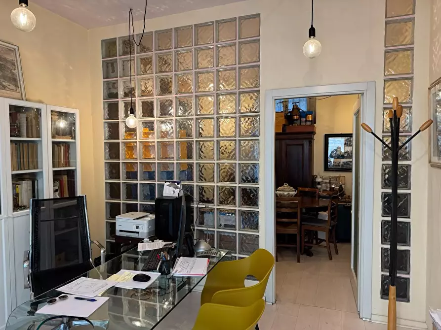 Immagine 4 di Garage in vendita  a Lucca