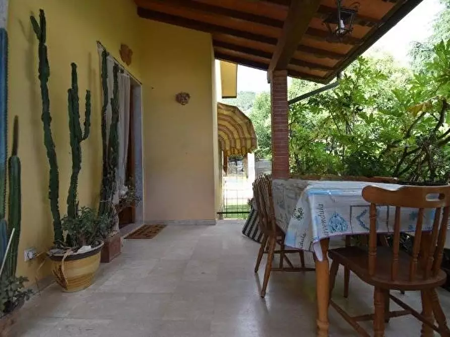 Immagine 1 di Villa in vendita  a Seravezza