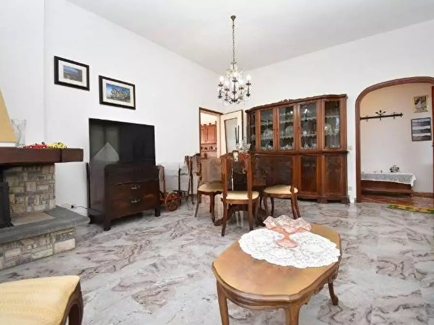Immagine 2 di Villa in vendita  a Seravezza
