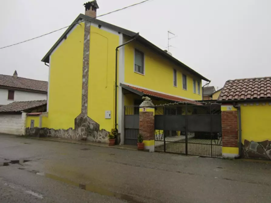 Immagine 1 di Palazzo in vendita  a Zeme