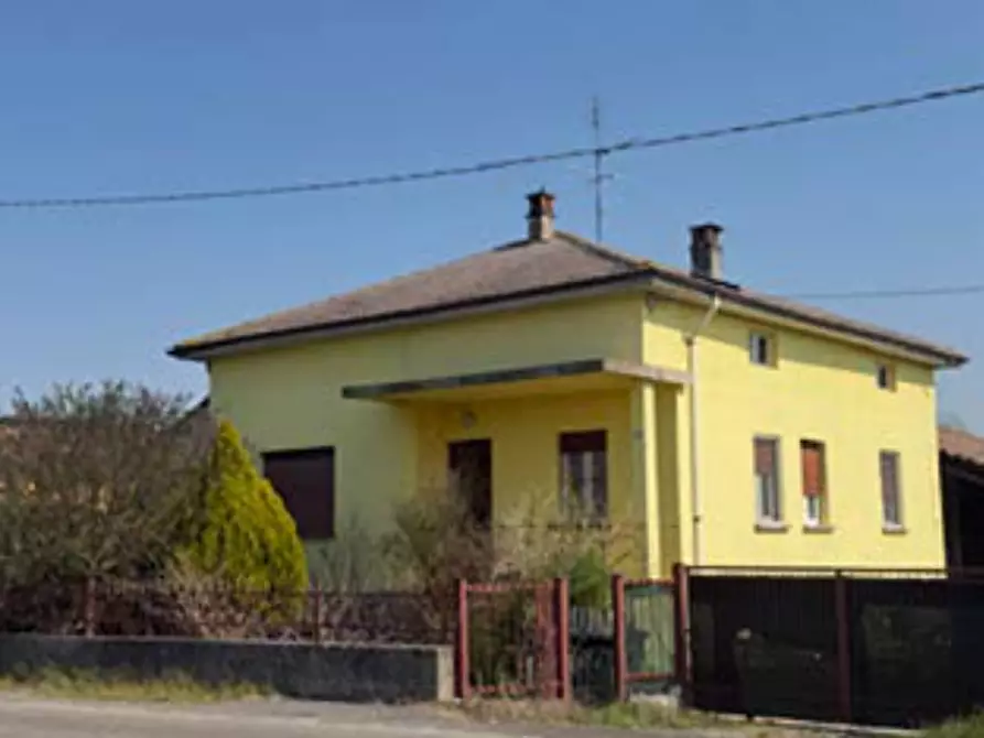 Immagine 1 di Villa in vendita  a Broni