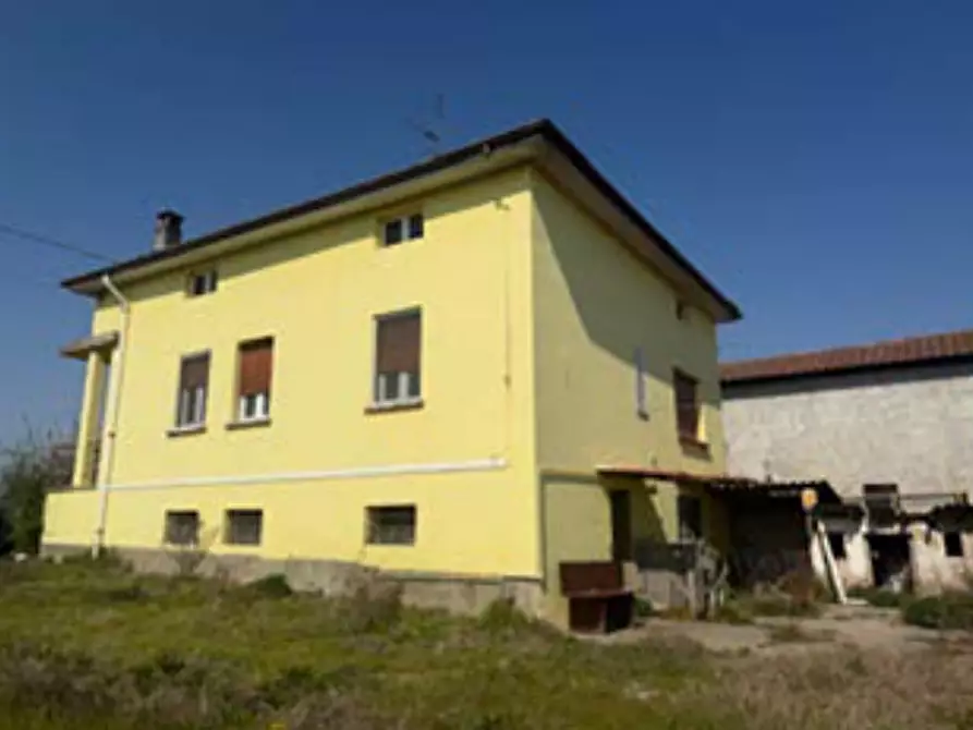 Immagine 2 di Villa in vendita  a Broni