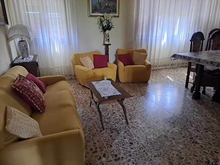 Immagine 3 di Appartamento in affitto  a Massa