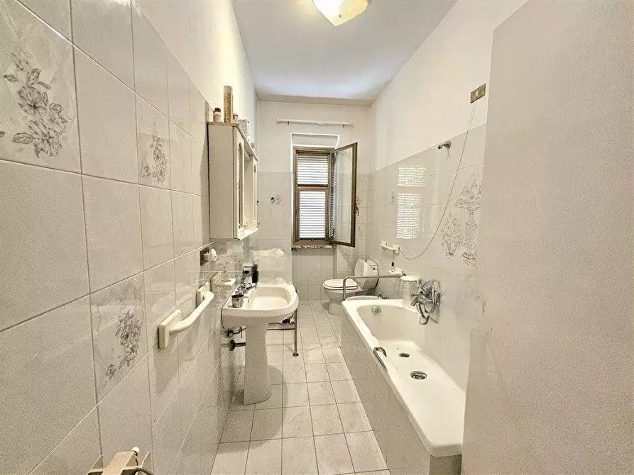 Immagine 12 di Casa indipendente in vendita  a Massa