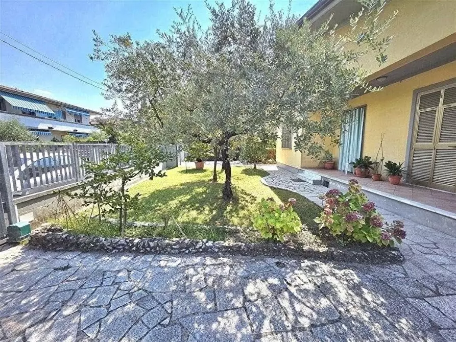 Immagine 20 di Casa indipendente in vendita  a Massa