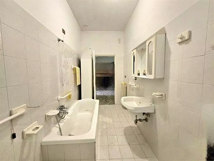Immagine 13 di Casa indipendente in vendita  a Massa