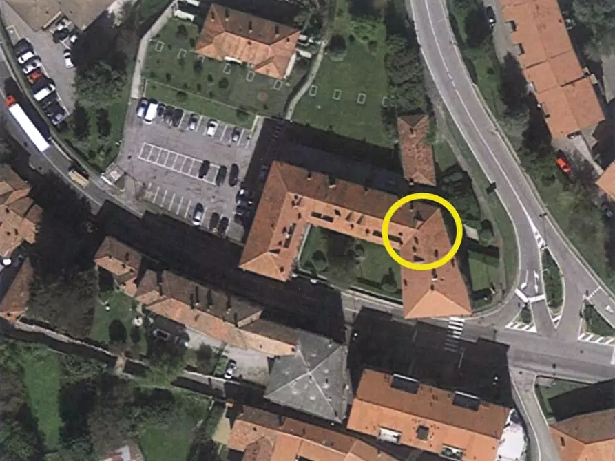 Immagine 1 di Locale commerciale in vendita  a Caprino Bergamasco