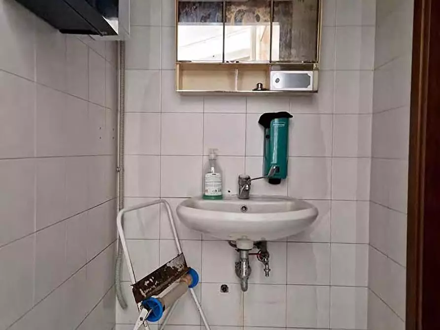 Immagine 29 di Negozio in vendita  a Nerviano