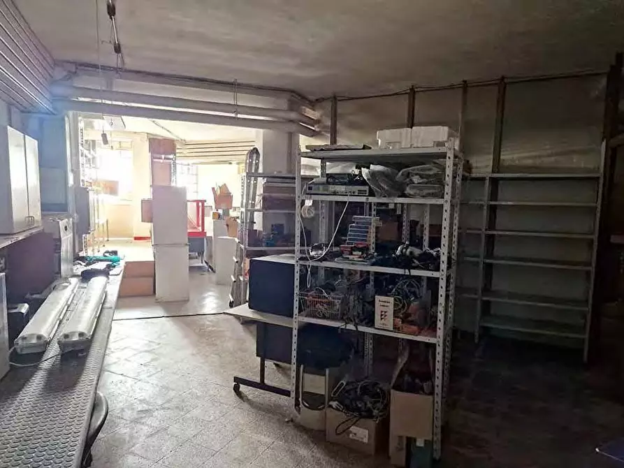 Immagine 26 di Negozio in vendita  a Nerviano