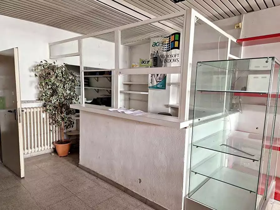 Immagine 6 di Negozio in vendita  a Nerviano