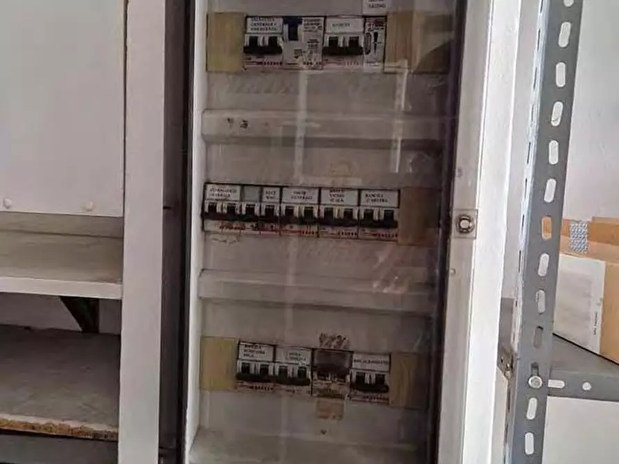 Immagine 27 di Negozio in vendita  a Nerviano