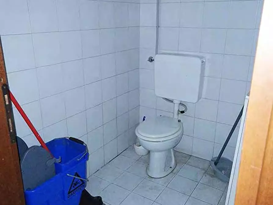 Immagine 25 di Negozio in vendita  a Nerviano