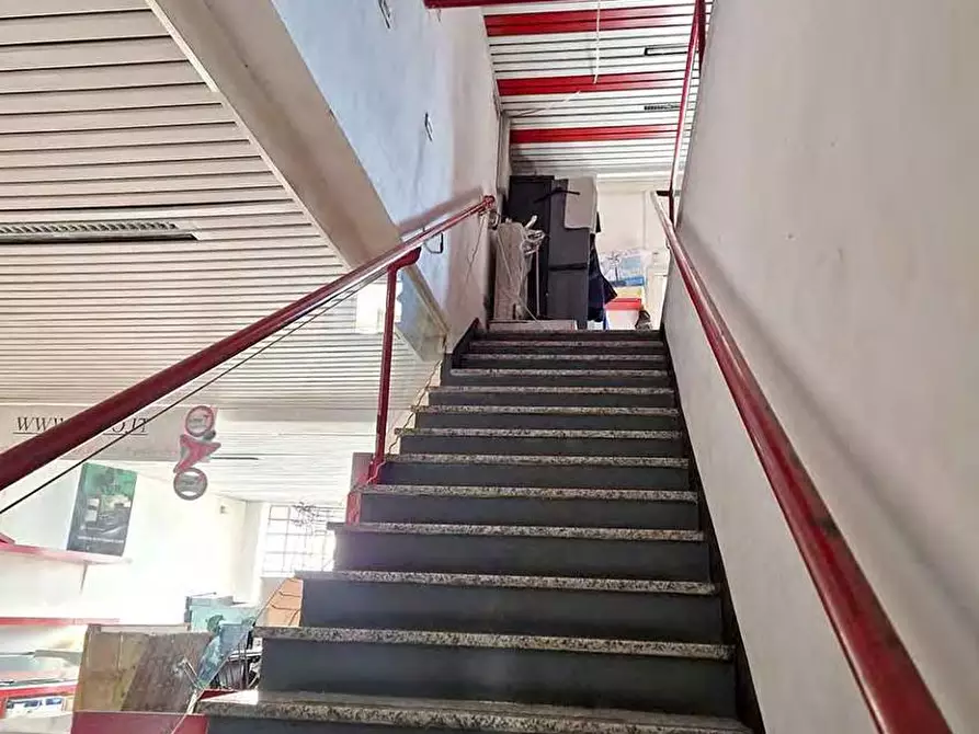 Immagine 10 di Negozio in vendita  a Nerviano