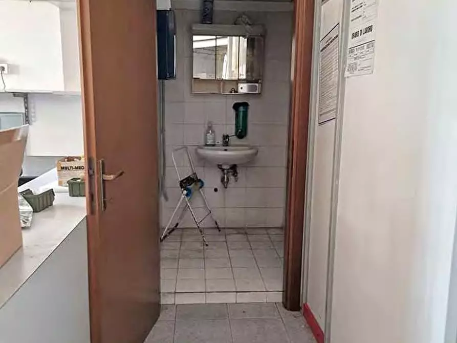 Immagine 24 di Negozio in vendita  a Nerviano