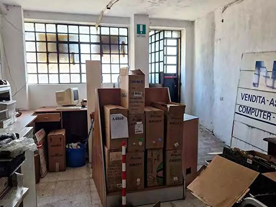 Immagine 20 di Negozio in vendita  a Nerviano