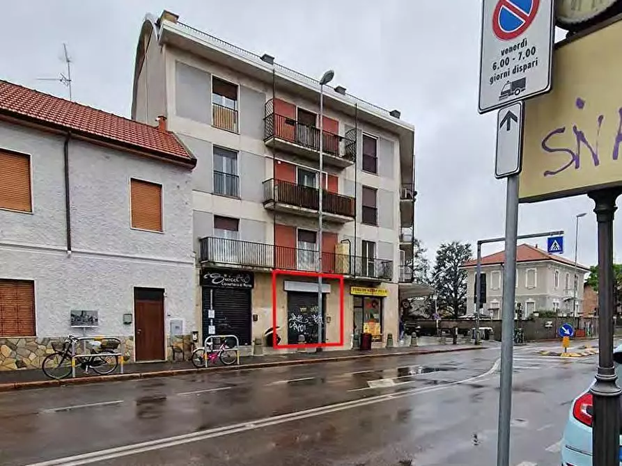 Immagine 2 di Negozio in vendita  a Nerviano