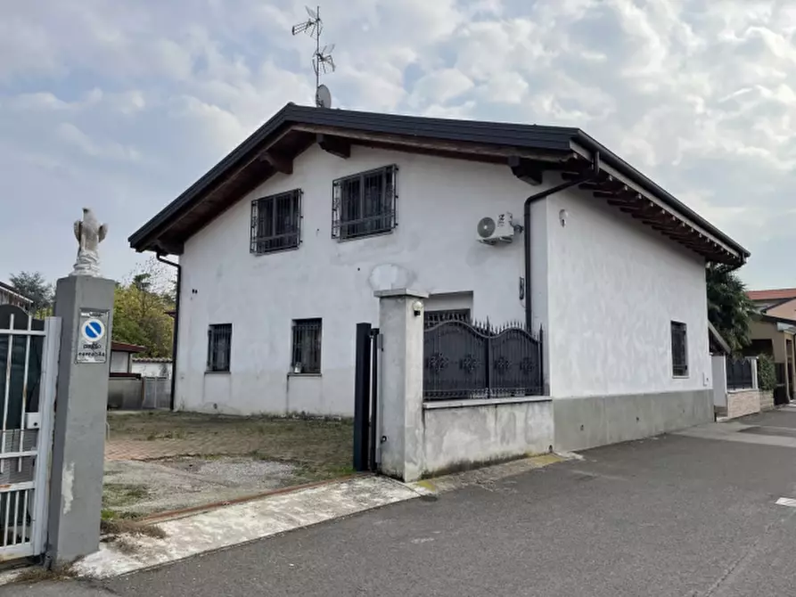 Immagine 2 di Villa in vendita  a Inveruno