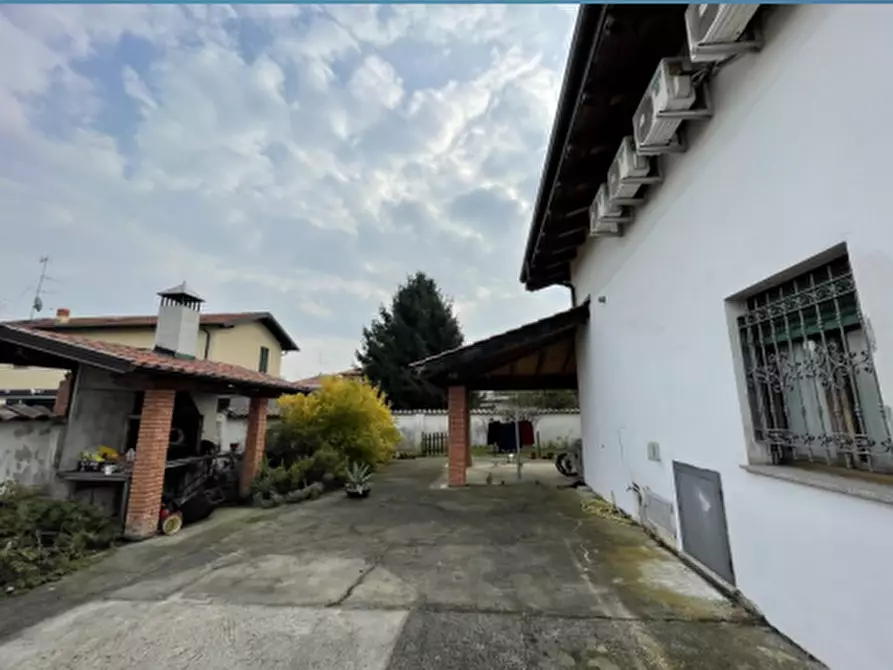 Immagine 1 di Villa in vendita  a Inveruno