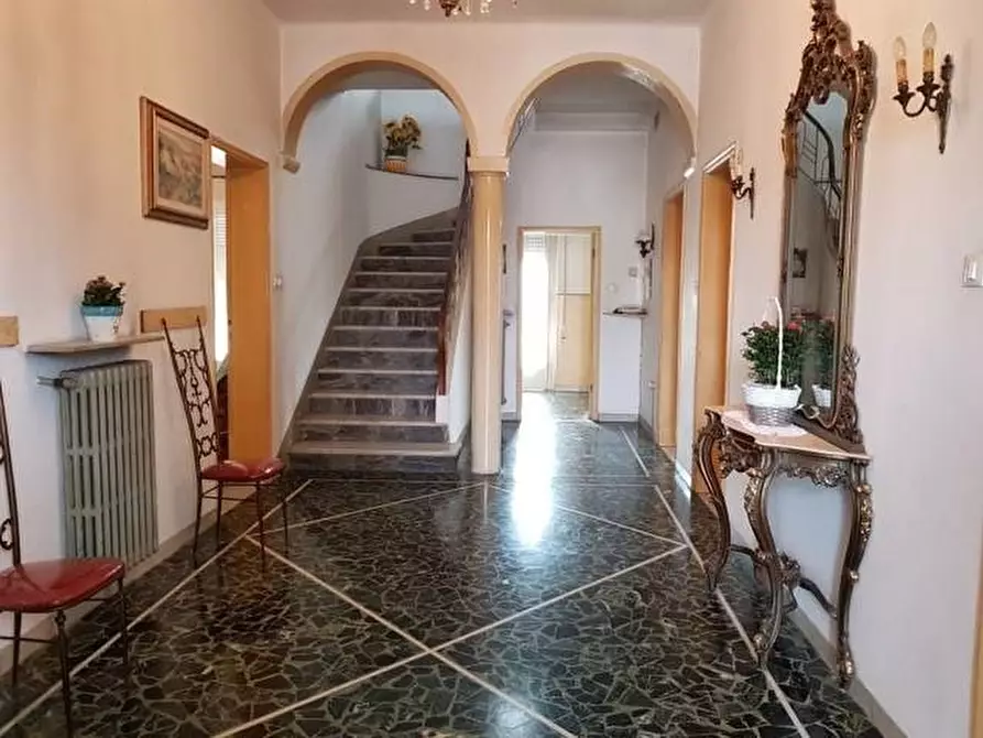 Immagine 5 di Villa in vendita  a Lucca