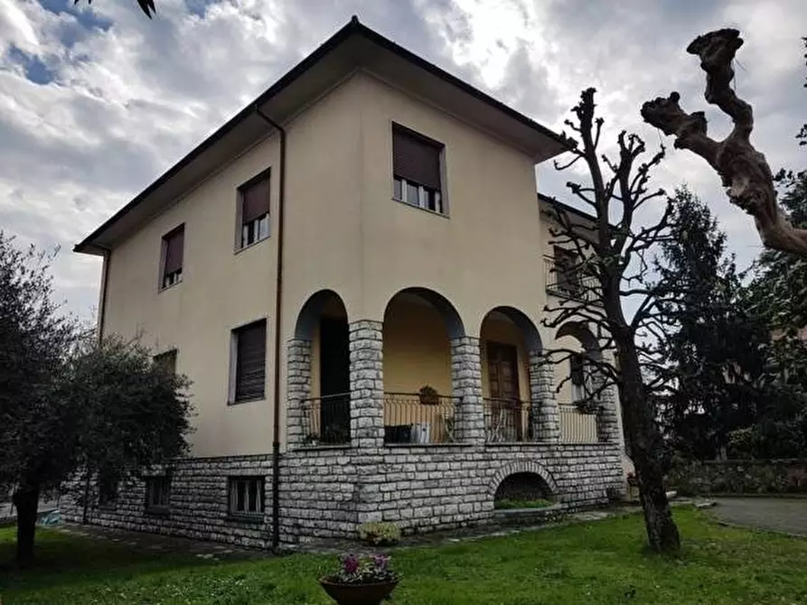 Immagine 1 di Villa in vendita  a Lucca