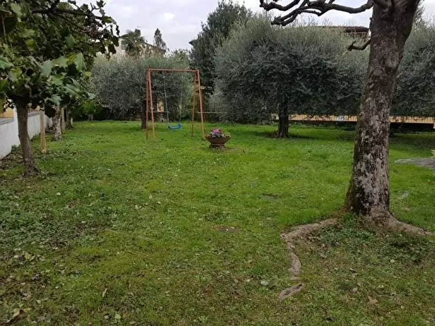 Immagine 4 di Villa in vendita  a Lucca
