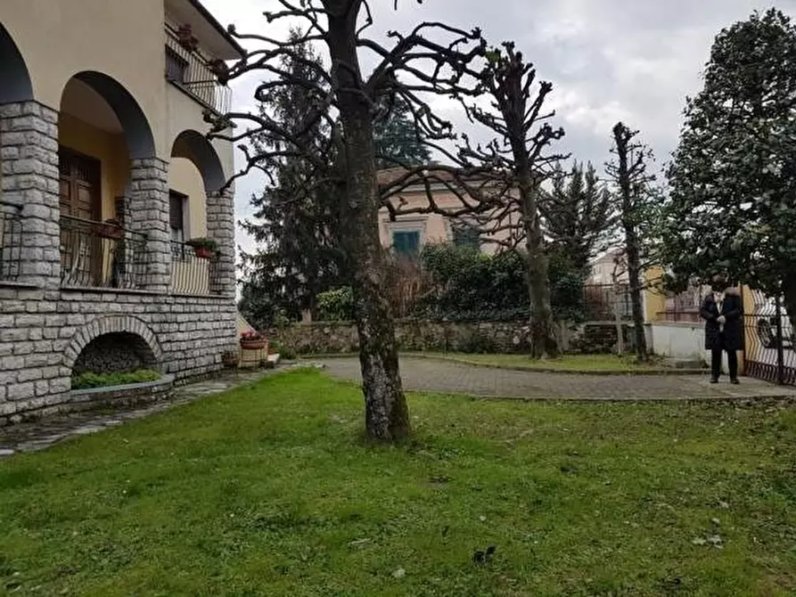 Immagine 2 di Villa in vendita  a Lucca