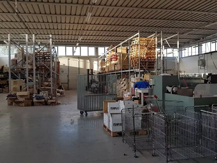 Immagine 9 di Capannone industriale in vendita  a Lucca