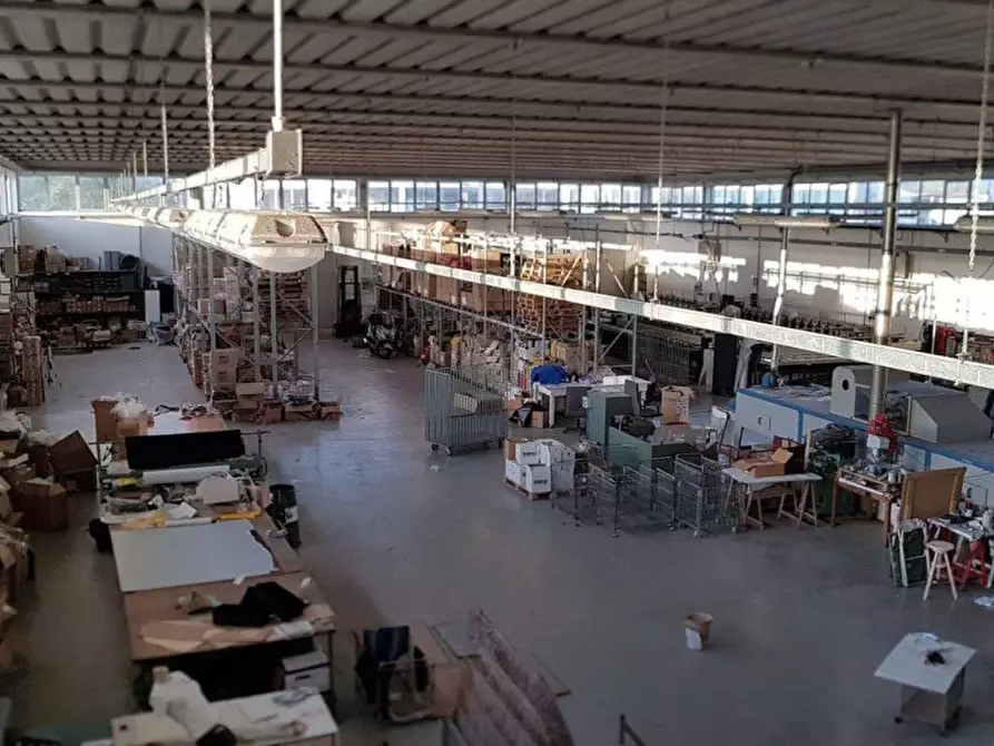 Immagine 11 di Capannone industriale in vendita  a Lucca
