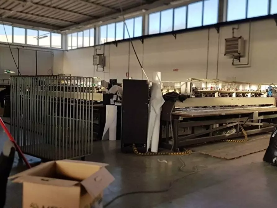 Immagine 10 di Capannone industriale in vendita  a Lucca