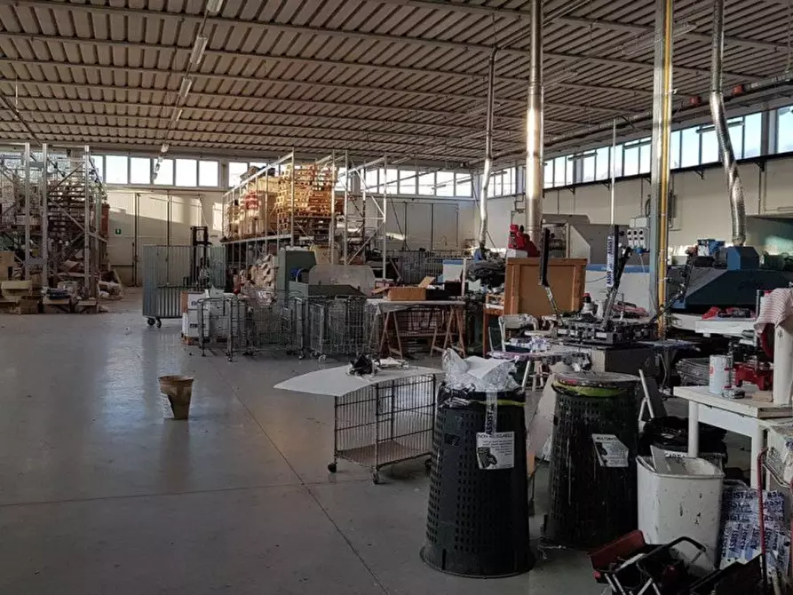 Immagine 7 di Capannone industriale in vendita  a Lucca