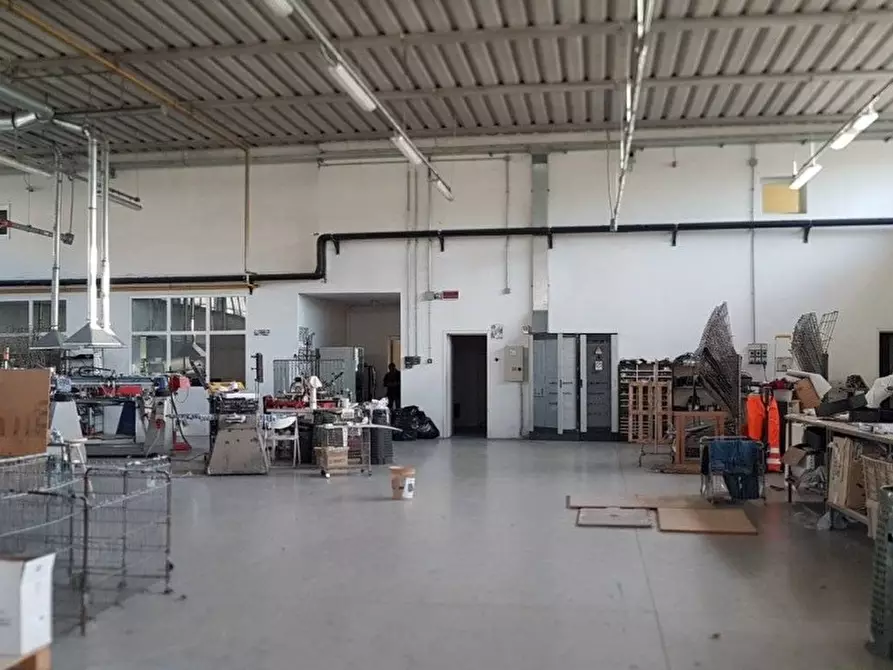 Immagine 8 di Capannone industriale in vendita  a Lucca