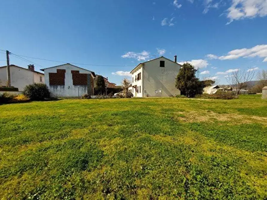 Immagine 2 di Villa in vendita  a Lucca