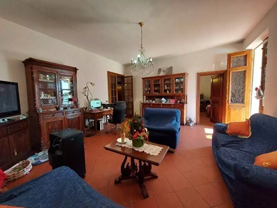 Immagine 5 di Villa in vendita  a Lucca