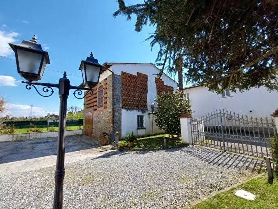 Immagine 4 di Villa in vendita  a Lucca