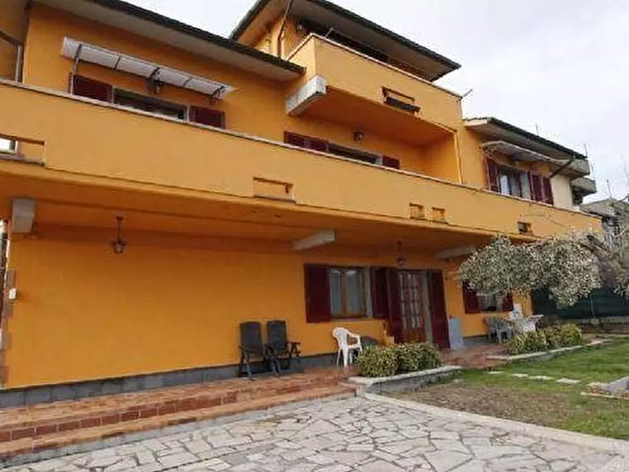 Immagine 2 di Villa in vendita  a Lamporecchio