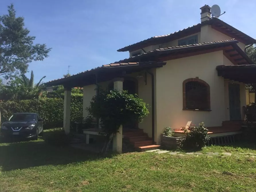 Immagine 1 di Villa in vendita  a Massa