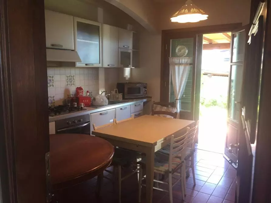 Immagine 4 di Villa in vendita  a Massa